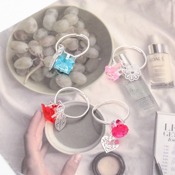 キッズ用リング ランダム チャーム付き 子ども用 おもちゃの指輪 オープンリング 外径約17mm内径約15mm（1ケース）