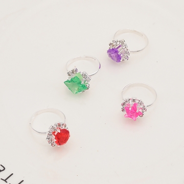 キッズ用リング ランダム ラインストーン 子ども用 おもちゃの指輪 オープンリング 外径約17mm内径約15mm（1ケース）