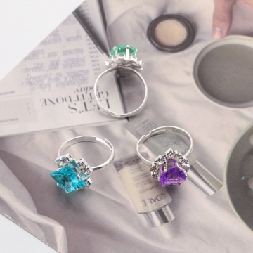 キッズ用リング ランダム ラインストーン 子ども用 おもちゃの指輪 オープンリング 外径約17mm内径約15mm（1ケース）