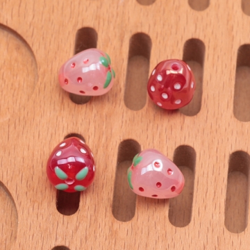 アクリルビーズ イチゴ 苺 フルーツ 縦穴 立体 いちごパーツ 約11×13mm（4ヶ）