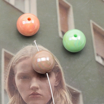 アクリルビーズ ラウンド 丸玉 カラフル 光沢感 カラーランダム 約15mm（20ヶ）