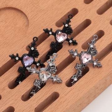 クロスチャーム 十字架 薔薇 ローズ ストーン付き ダーク系 ゴシック ハロウィン メタルチャーム 約28×41mm（2ヶ）