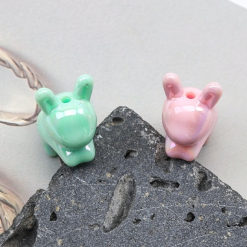アクリルビーズ うさぎ ウサギ 兎 動物 アニマル 縦穴 オーロラカラー 光沢感 カラーランダム 約14×24mm（4ヶ）