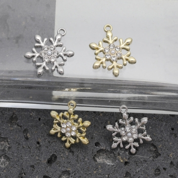 クリスマスチャーム 雪の結晶 ラインストーン付き 半面 メタルチャーム 約14×18mm（4ヶ）
