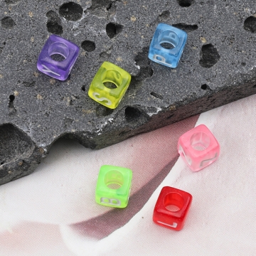 アルファベットビーズ キューブ型 アクリル製 クリアカラー 横穴 英字 種類ランダム 約6×6mm（52ヶ）