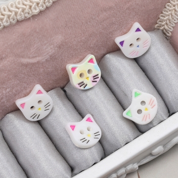 手芸ボタン ネコ型 猫モチーフ 2穴 ラウンド 服飾パーツ 樹脂製 片面柄付き ホワイト 約11×12mm（6ヶ）