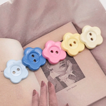 手芸ボタン フラワーモチーフ お花型 2穴 ラウンド 服飾パーツ 樹脂製 シンプル 無地 約16mm（10ヶ）