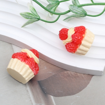 スイーツ貼付けパーツ いちごケーキ 食品サンプル風 ミニチュア デコパーツ ハンドメイド素材 約27×30mm（2ヶ）
