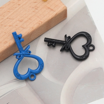 鍵チャーム カギ ハート＆リボンモチーフ カン付き メタルチャーム 約23×36mm（2ヶ）