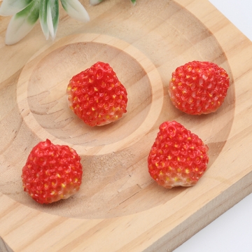 ミニチュアフード いちご イチゴ 苺チャーム 食品サンプル PVC製 樹脂パーツ 約17×19mm（4ヶ）